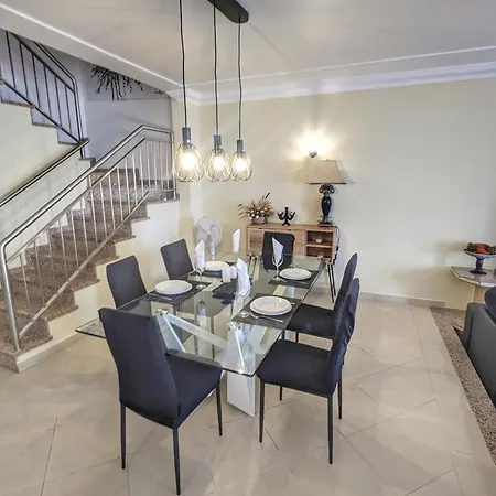 Farm Village- Townhouse 2 Mins From Old Town Albufeira Ferienhaus